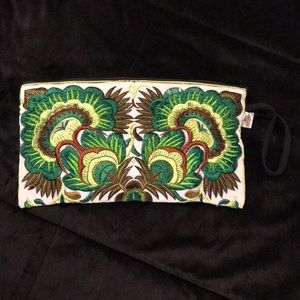 **NEW** Embroidered Wristlet Purse 💚Green💚